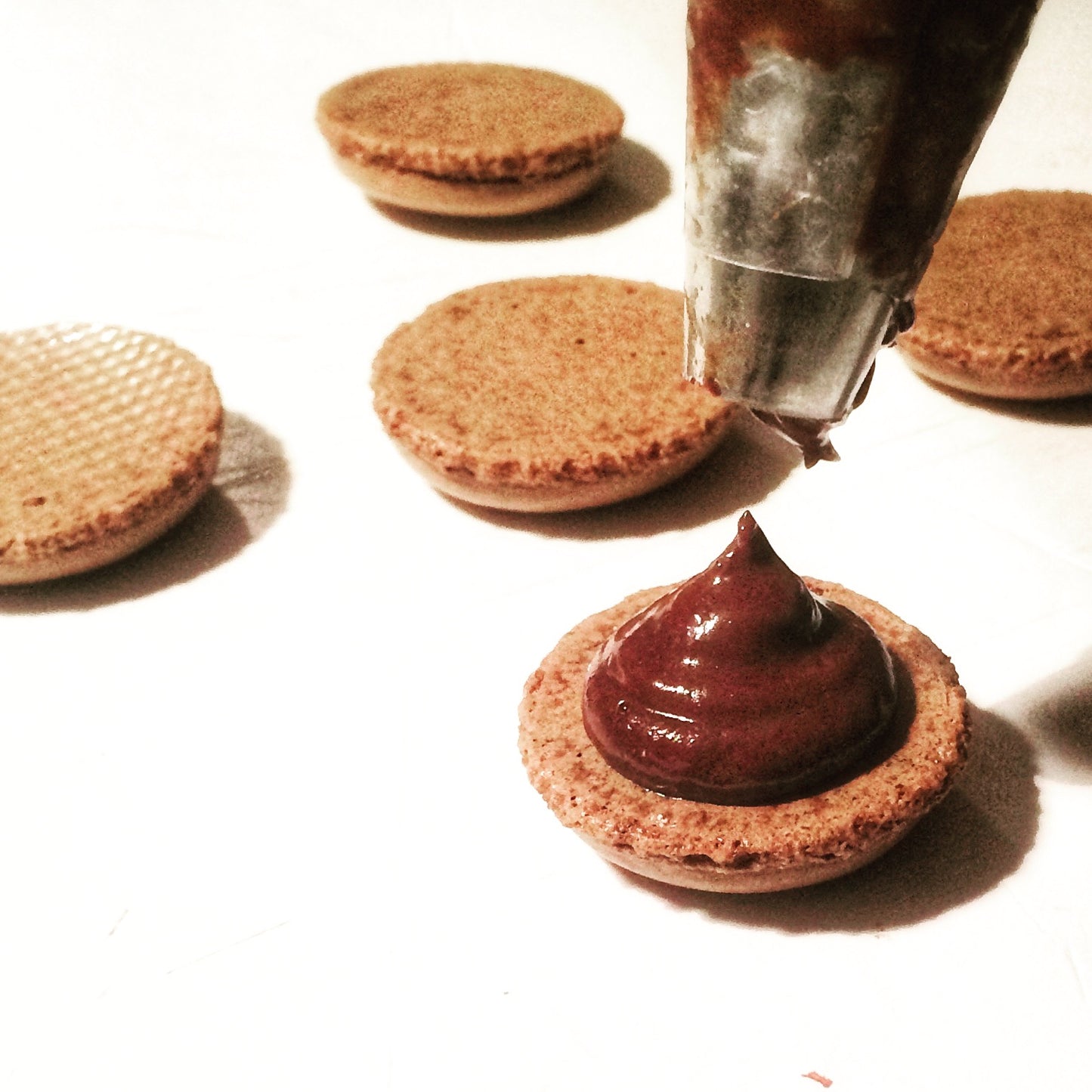 Galletas de almendras rellenas con crema o chocolate