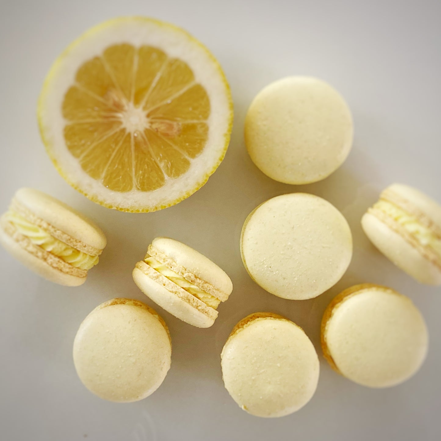 Galletas de almendras rellenas con crema o chocolate