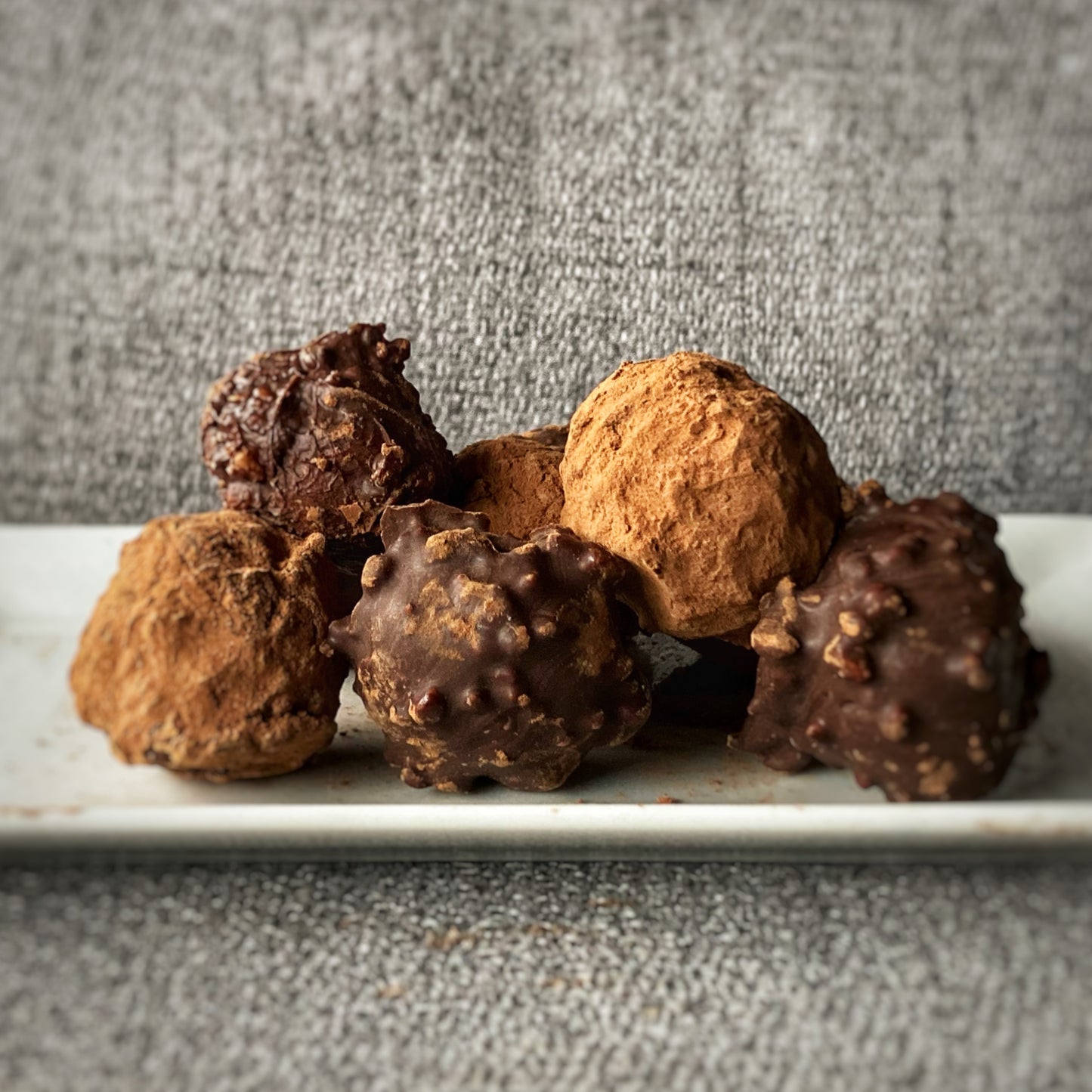 Trufas de chocolate rellenas o cubiertas con chocolate de excelente calidad (>60%)