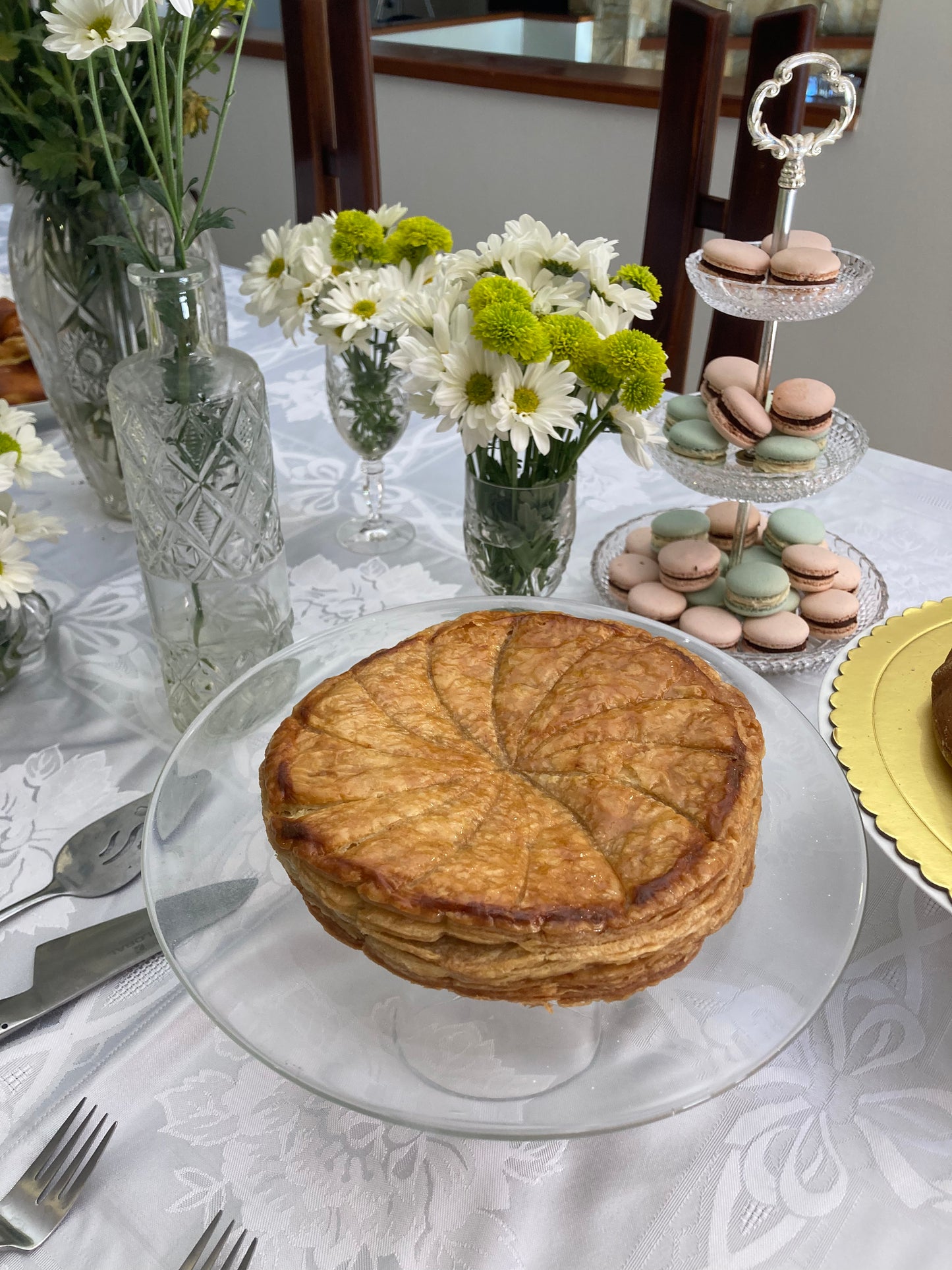 Pastel típico de Francia para celebrar la Epifanía, de hojaldre y relleno de crema frangipane. Posee una figura sorpresa y corona de Rey/Reina para el/la ganador(a