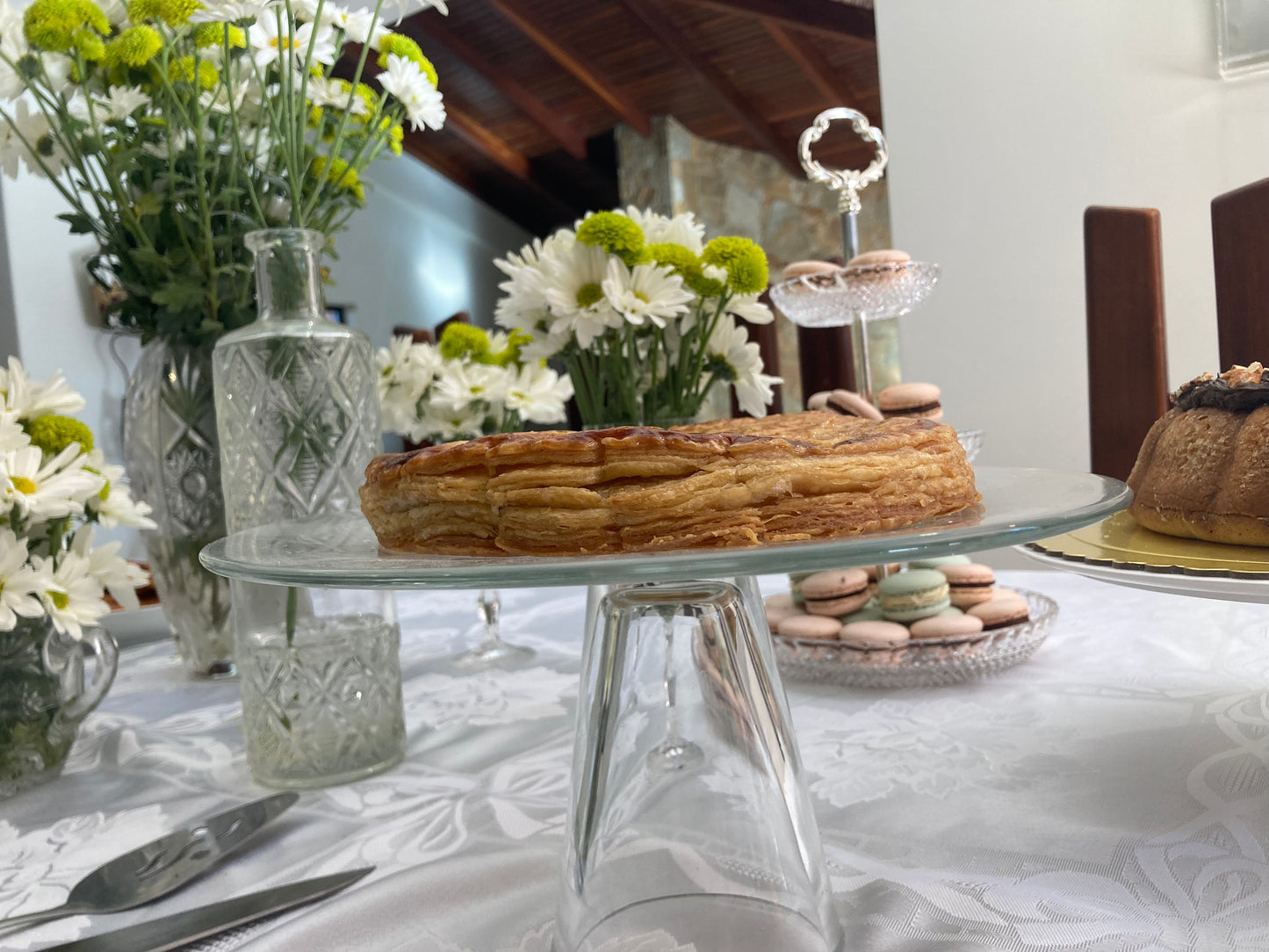 Pastel típico de Francia para celebrar la Epifanía, de hojaldre y relleno de crema frangipane. Posee una figura sorpresa y corona de Rey/Reina para el/la ganador(a