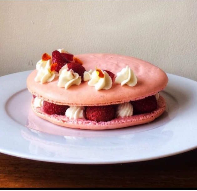 Macaron de 25 cm de diámetro elaborado con harina de almendras rellena de crema o chocolate