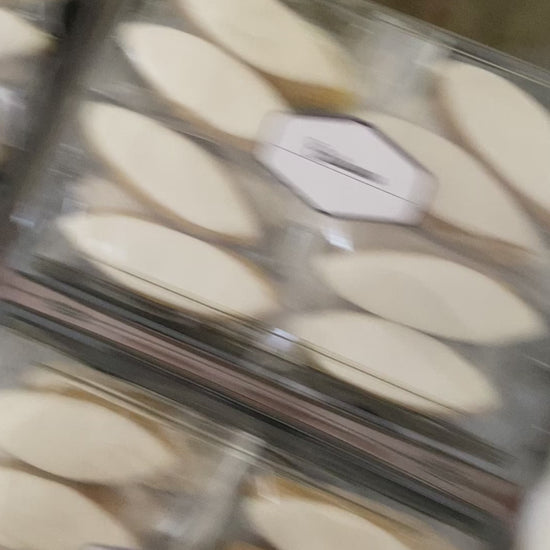 Galleta de merey con aromas cítricos cubierta de glaseado real