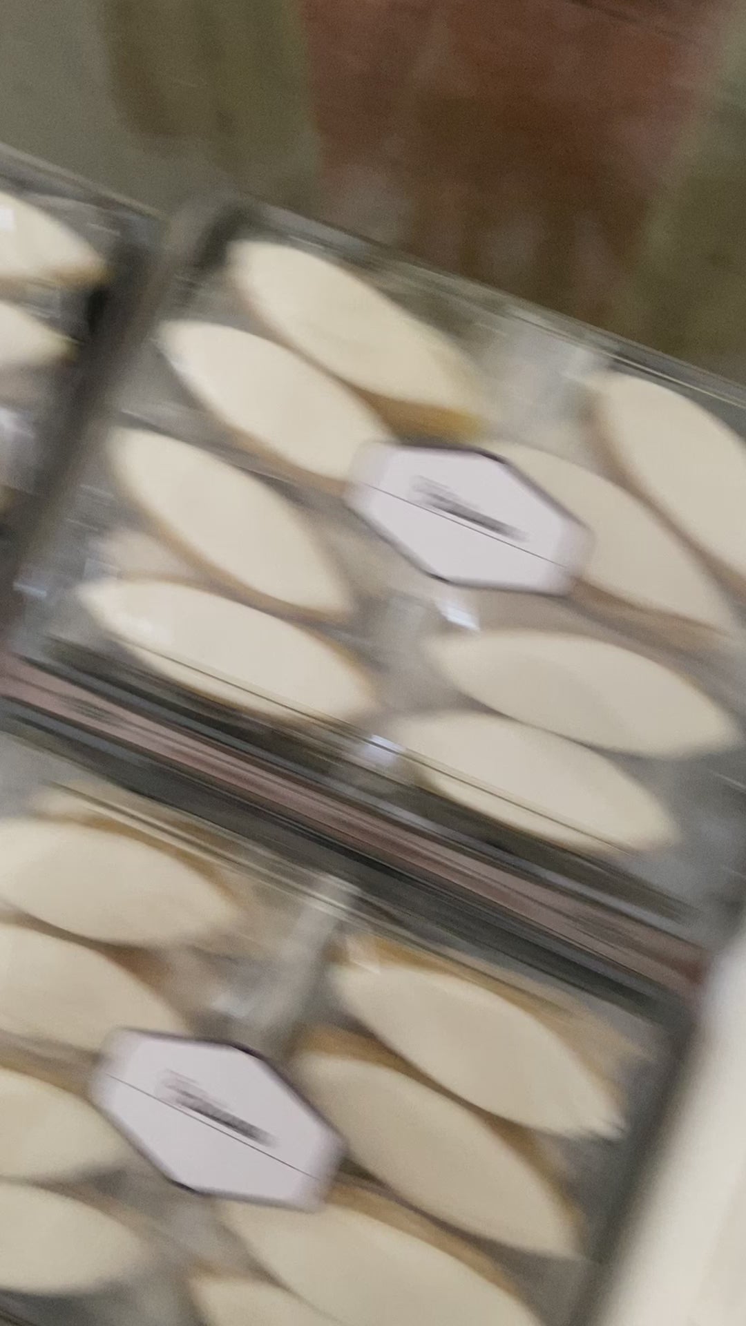 Galleta de merey con aromas cítricos cubierta de glaseado real